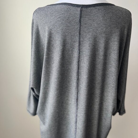 🪷Tahari V-Neck Batwing 3/4 Sleeve Tee - Size M black and cream🪷 - Picture 2 of 12